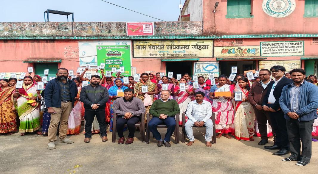 गांव की महिलाओं के साथ डीसी व अन्य